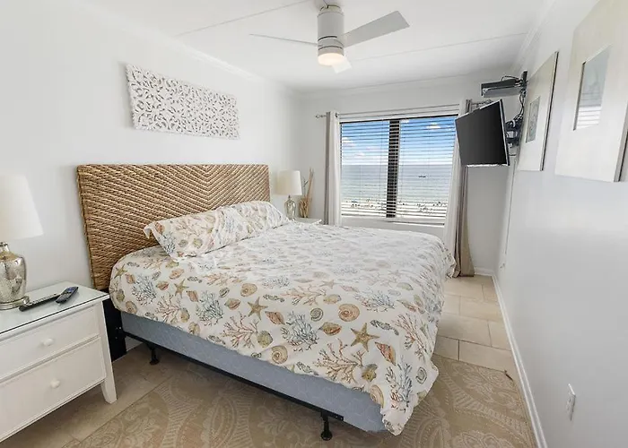 Island Winds East: Beachfront With Million Dollar Views *