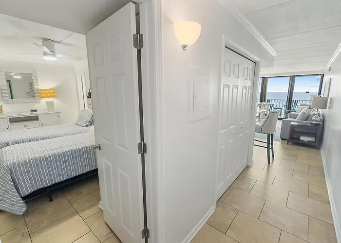 Island Winds East: Beachfront With Million Dollar Views