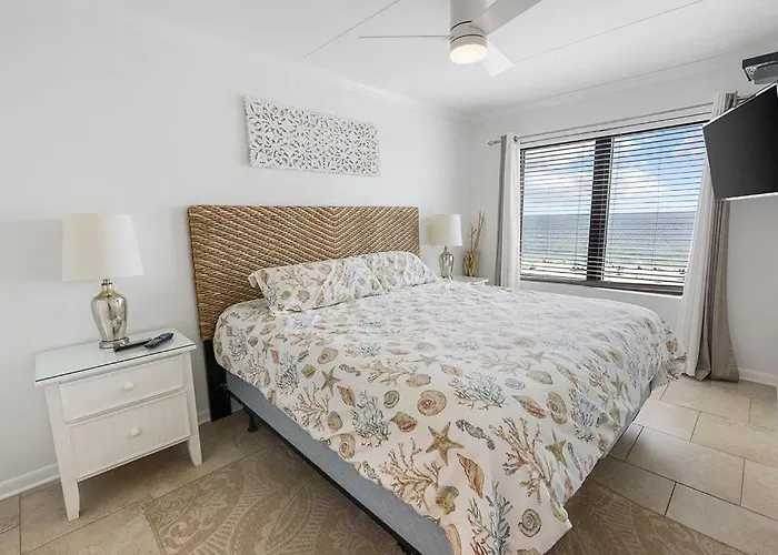 Island Winds East: Beachfront With Million Dollar Views